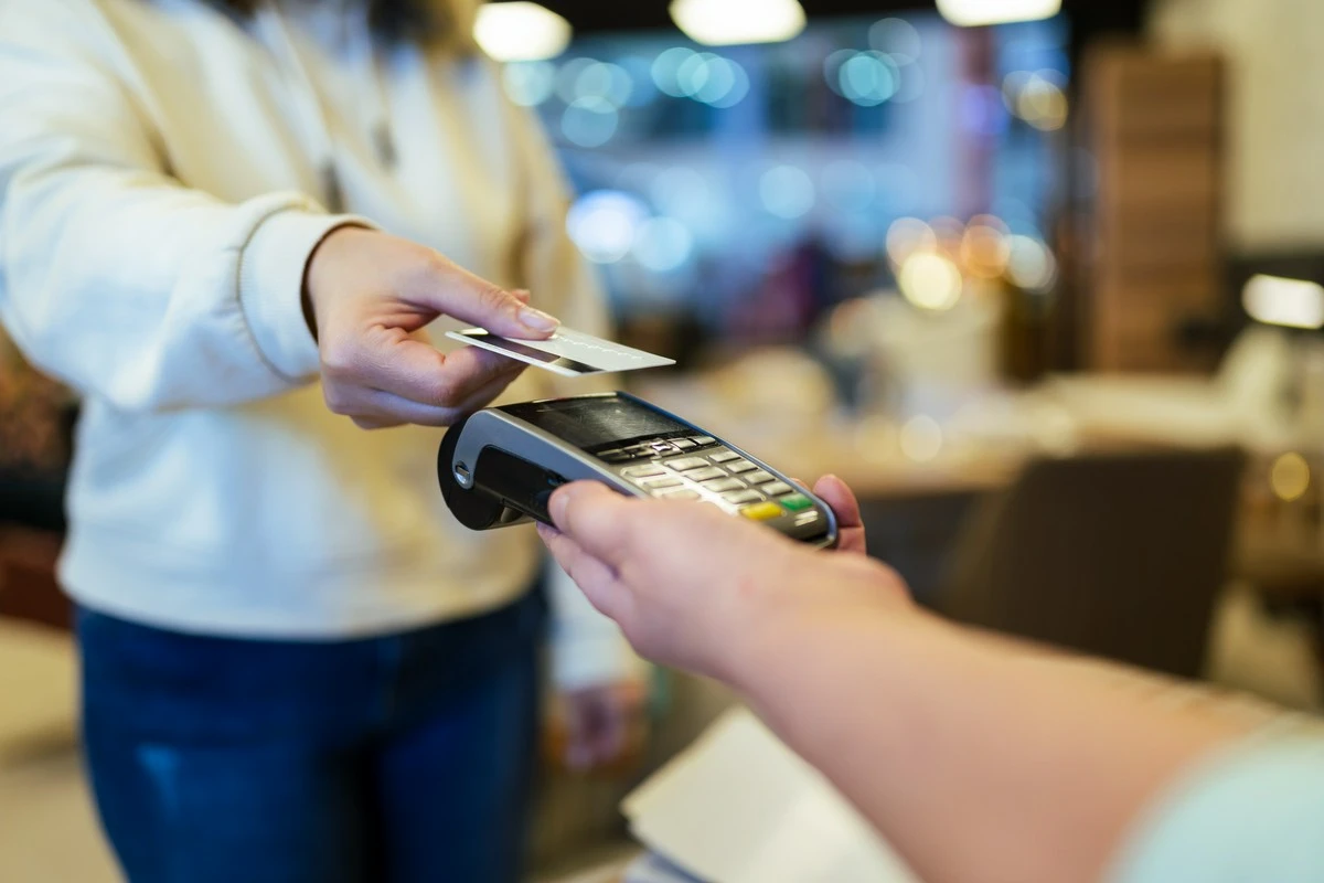 Jakie są różnice między mobilnymi a stacjonarnymi kasami fiskalnymi?